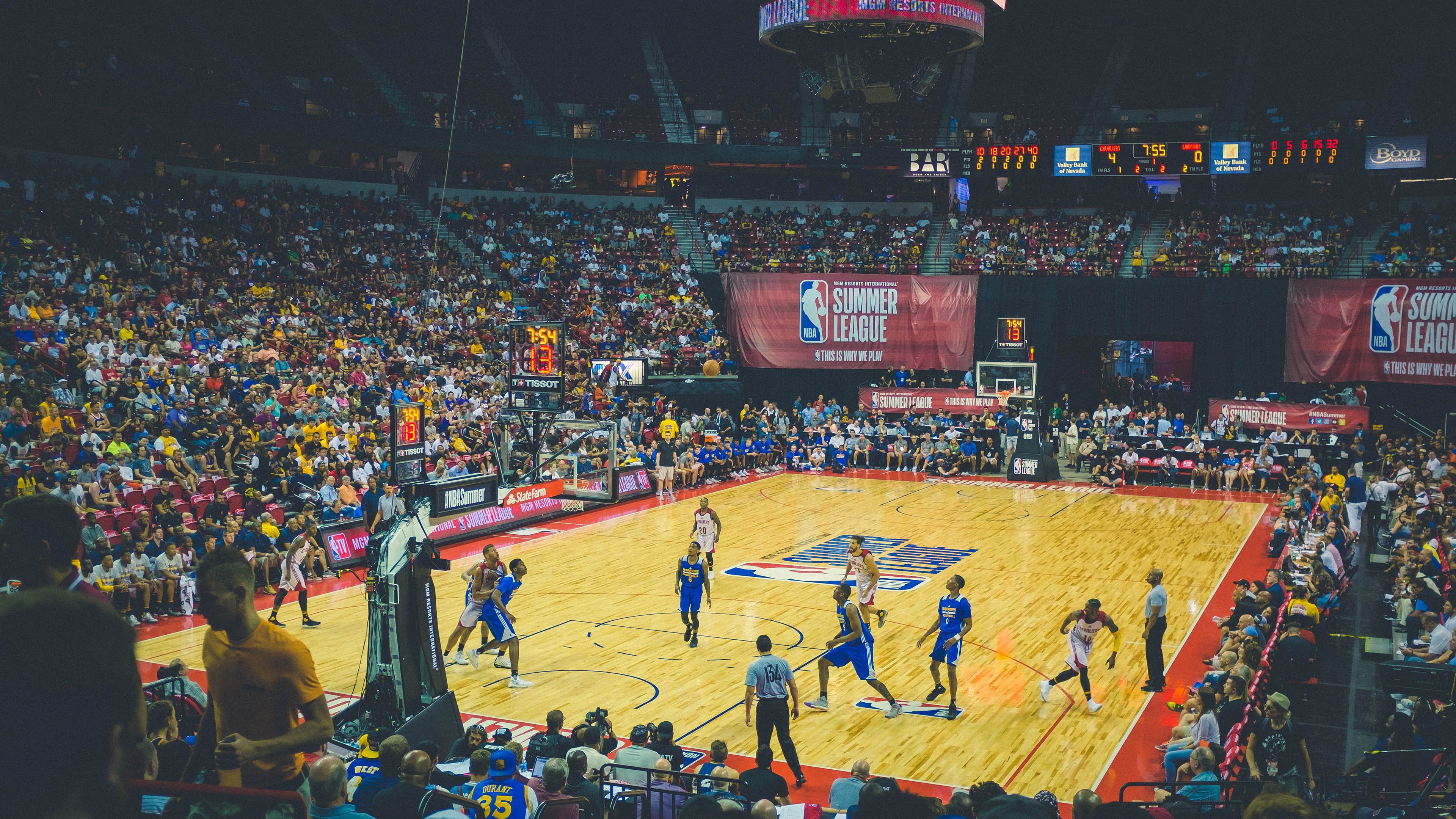 魔术血拼猛龙，浓眉成为关键先生，当玻璃人扛起紫金王朝